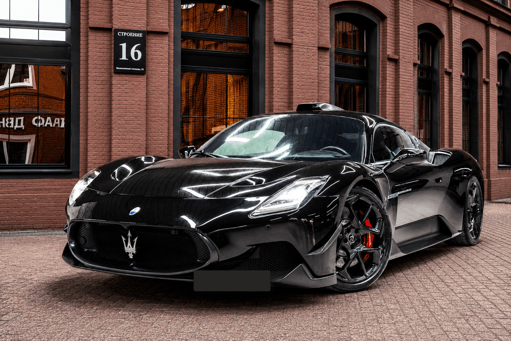 Maserati MC20 в аренду в Москве на городской улице