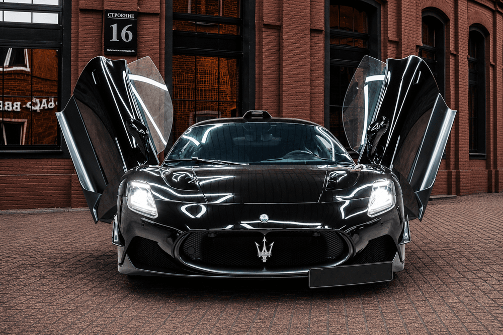 Maserati MC20 — фирменные двери типа «бабочка»