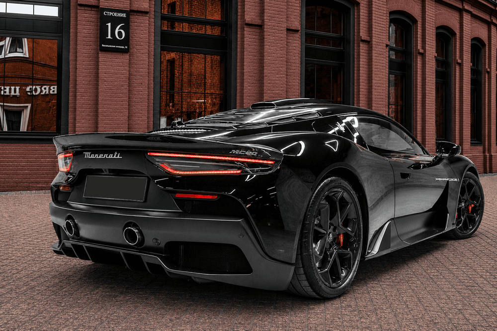 Maserati MC20 на фоне делового центра Москвы