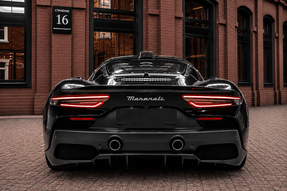 Спортивный автомобиль Maserati MC20 вид сзади