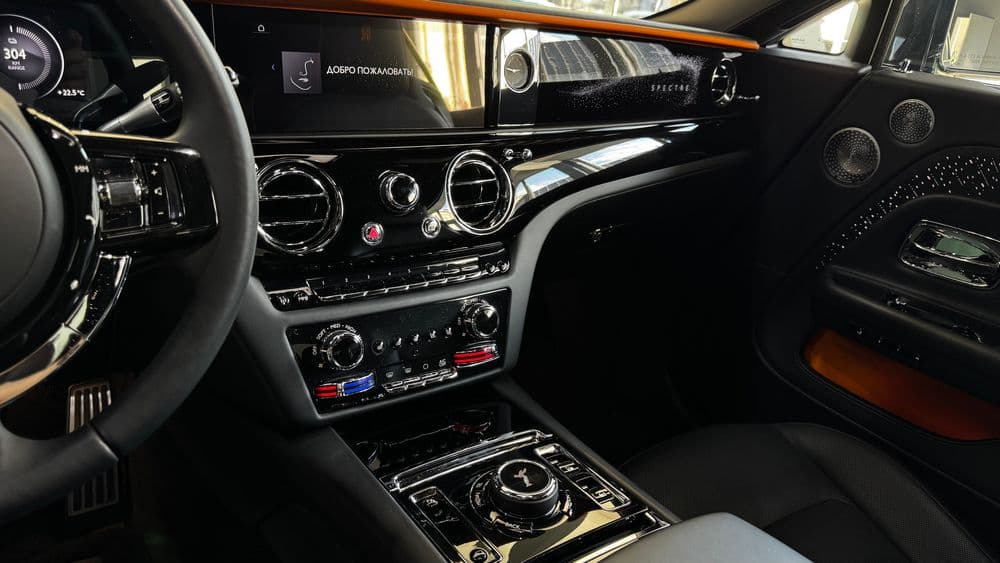 Интерьер Rolls-Royce Spectre с цифровой приборной панелью