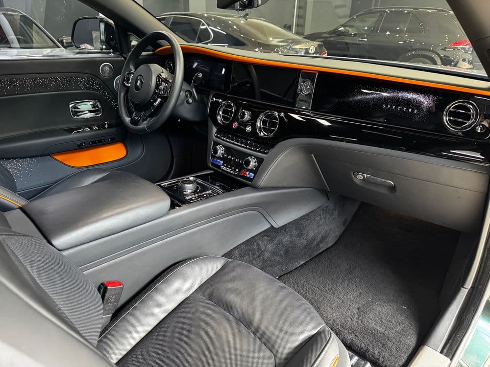 Салон Rolls-Royce Spectre — роскошный интерьер премиального электромобиля