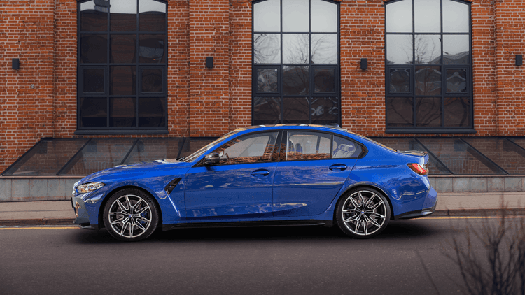 BMW M3 Competition G80 синий цвет боковой вид автомобиля