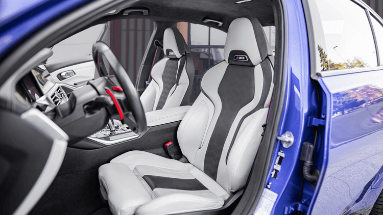 Интерьер синего BMW M3 Competition G80 премиальный салон