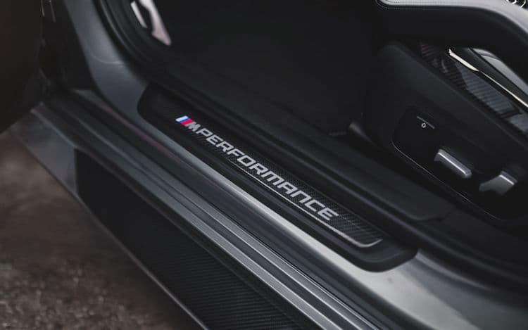 Логотип BMW M3 Touring на кузове автомобиля