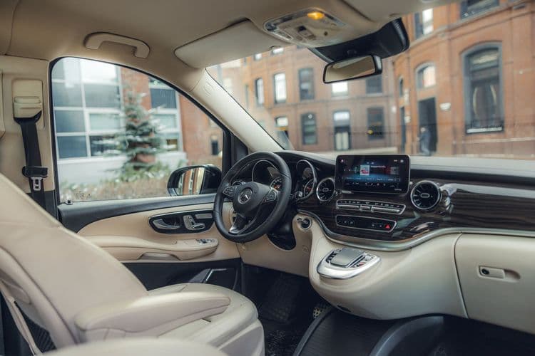 Интерьер Mercedes V250 премиальный салон минивэна