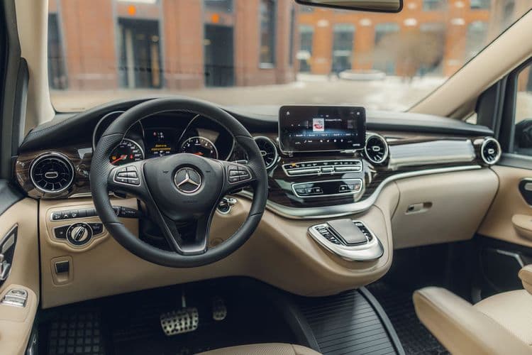 Mercedes V250 интерьер с цифровой приборной панелью