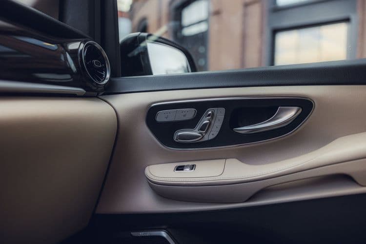 Элементы салона Mercedes V250 детали интерьера автомобиля