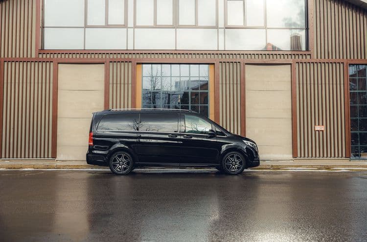 Mercedes V250 боковой вид минивэна бизнес-класса